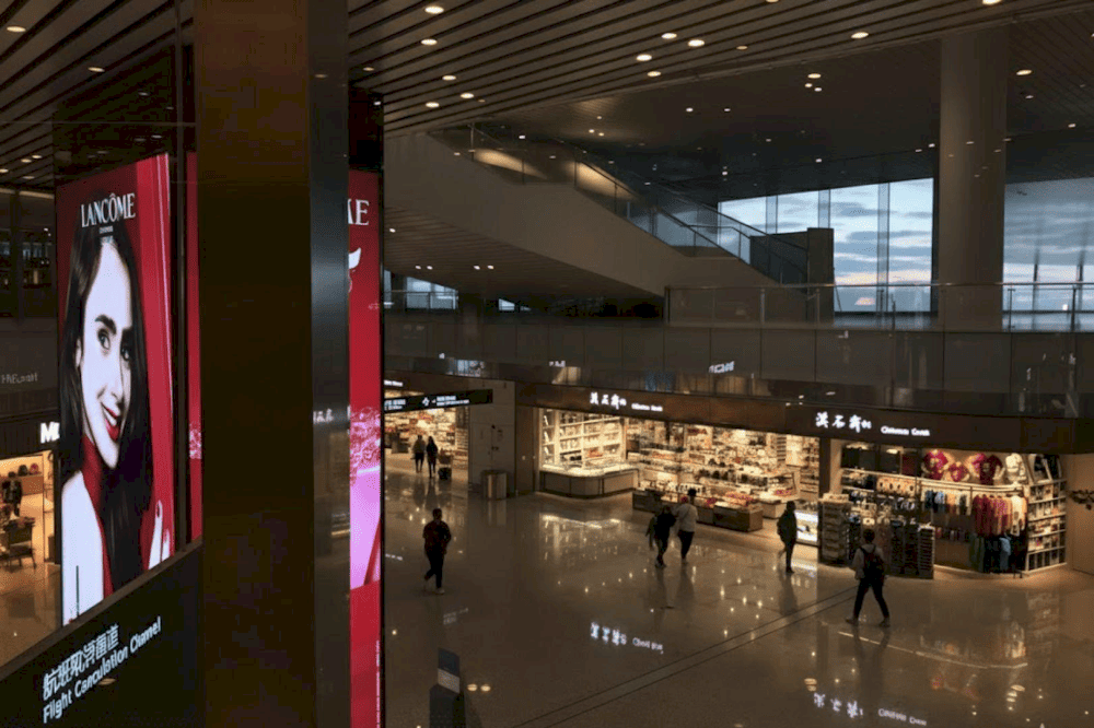 Một khu vực mua sắm trong s&acirc;n bay